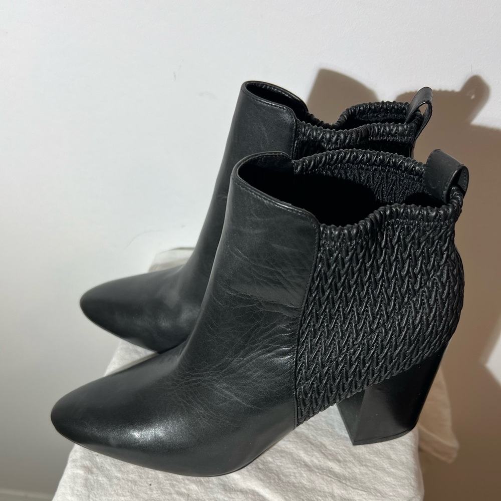 Cole Haan Aylin Black Textured Leather Ankle Booties Great Condition 10